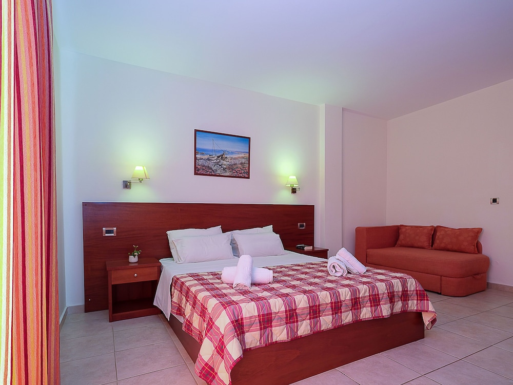 Triple Room, Pool View photo 3