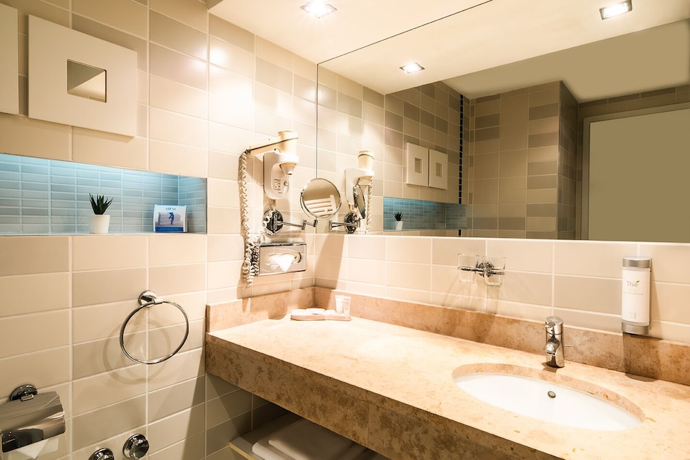 Plus Double or Twin Room with Street View - Photo 6