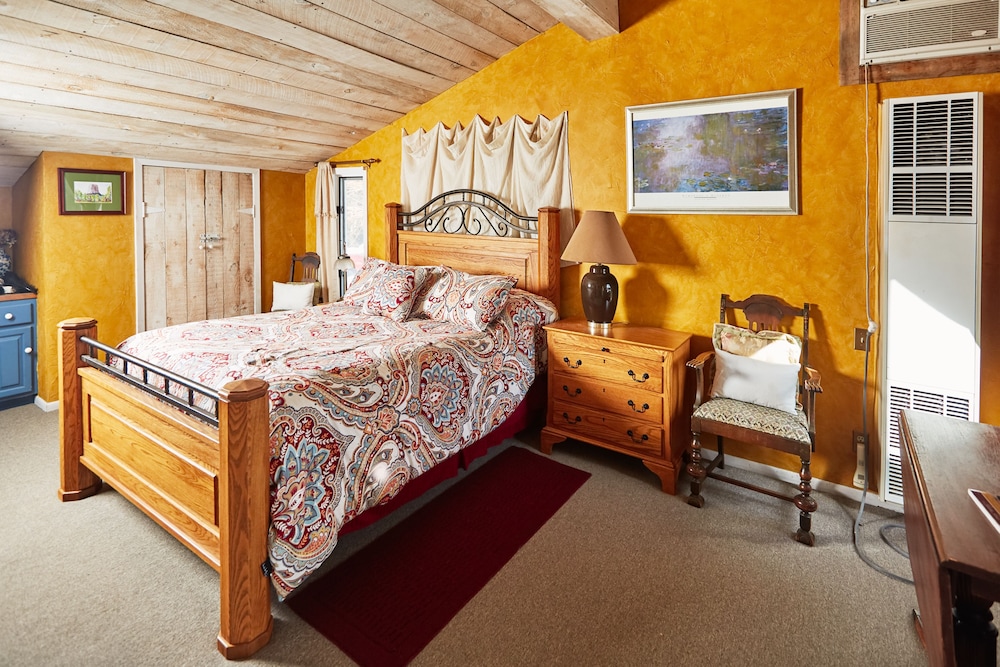 Comfort Room, 1 Queen Bed, Mountain View (Burning Daylight) photo 1