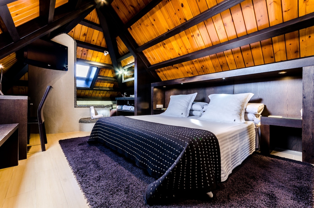 Suite - Photo 1