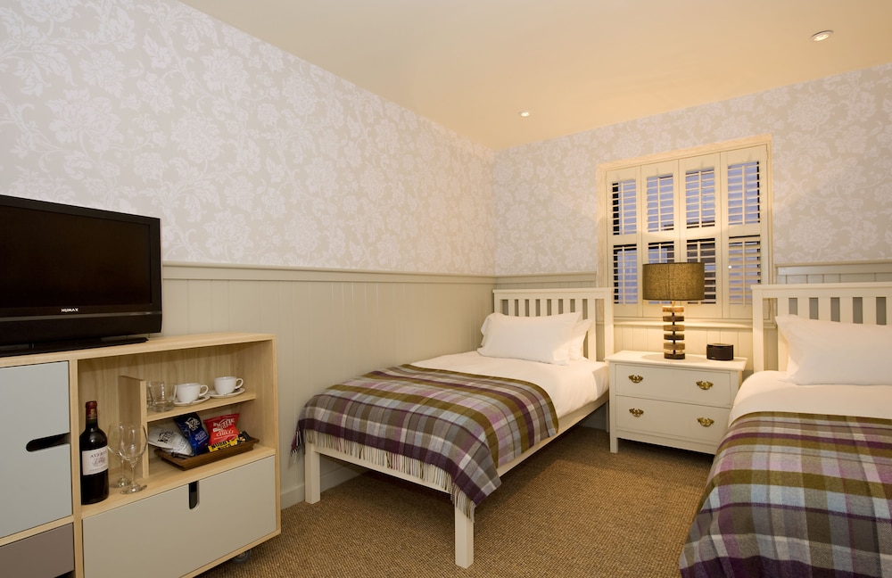 Triple Room, Ensuite (2 single beds and 1 single sofa bed) photo 3