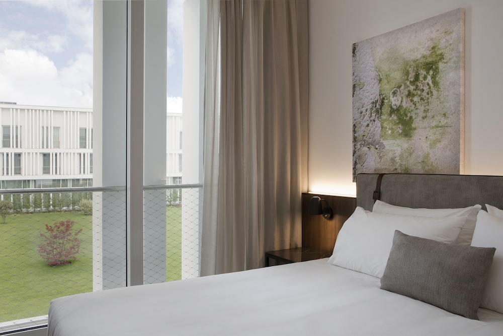 Deluxe Room, 1 King Bed, Garden Area photo 2