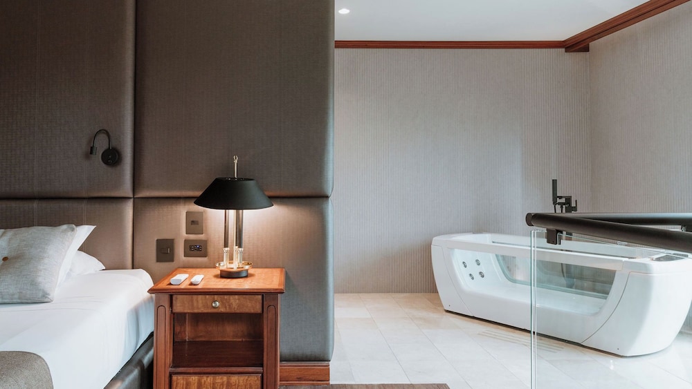 Executive Suite - Photo 4