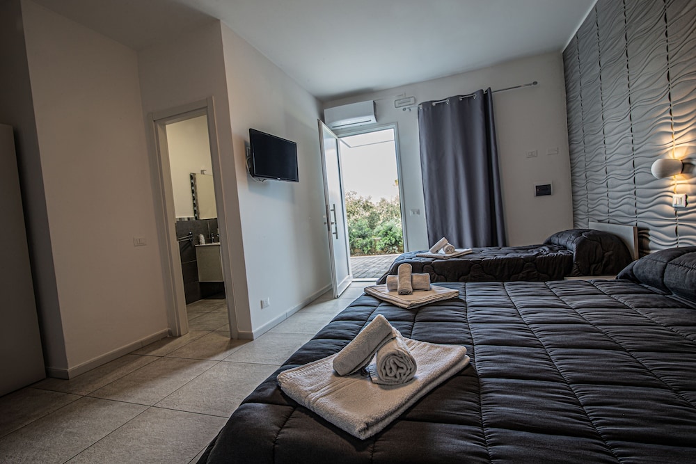 Deluxe Triple Room, Garden View - Photo 8
