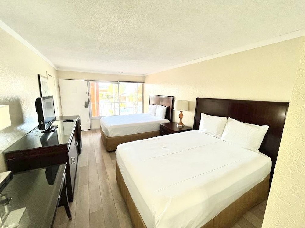 Standard Room, 2 Double Beds, Pool View photo 1