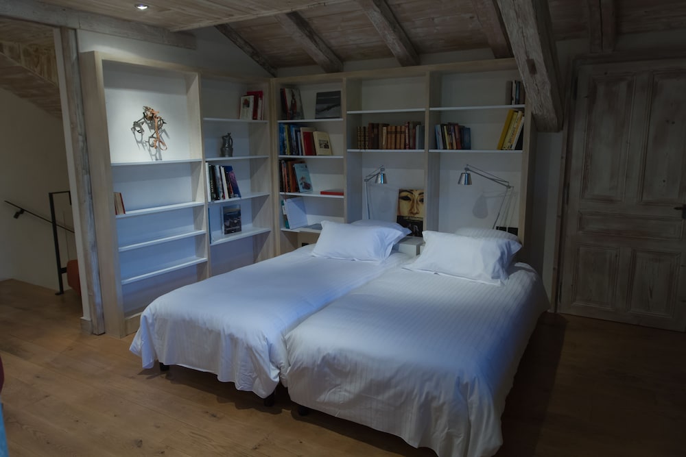 Suite (Martine) Suite (Martine)