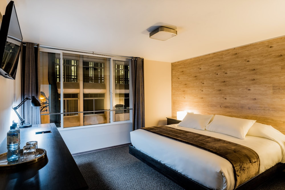Double Room, 1 Queen Bed (Street view) photo 1