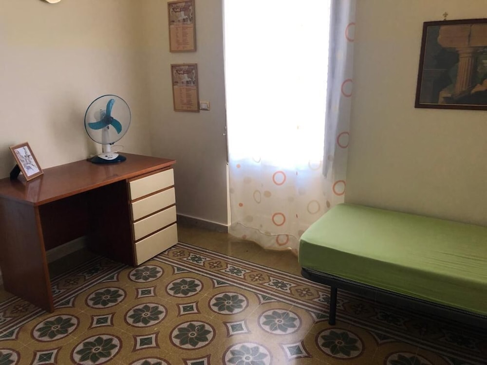 Double or Twin Room, Shared Bathroom (2)