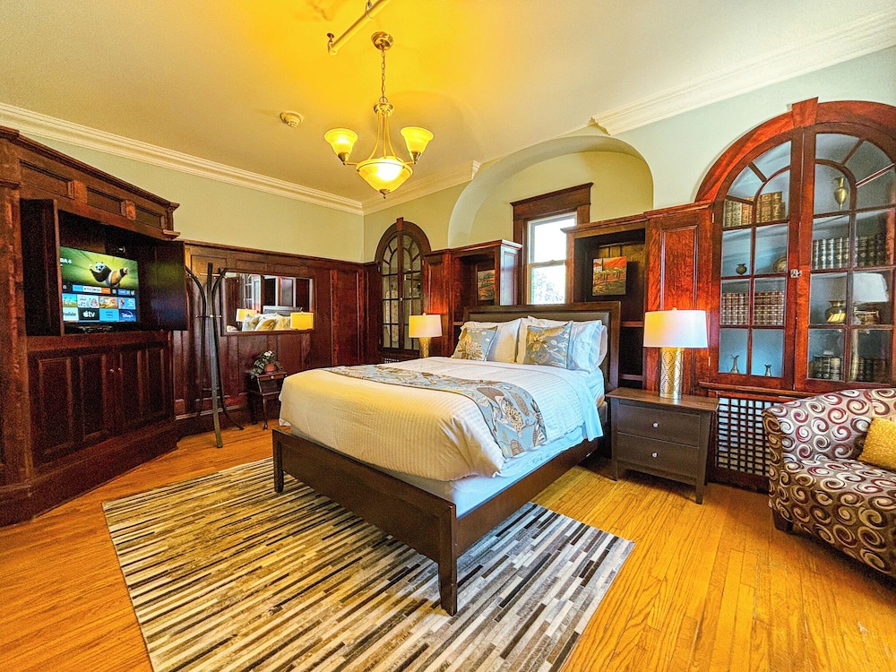 The Governor's Getaway-On 1st floor photo 1