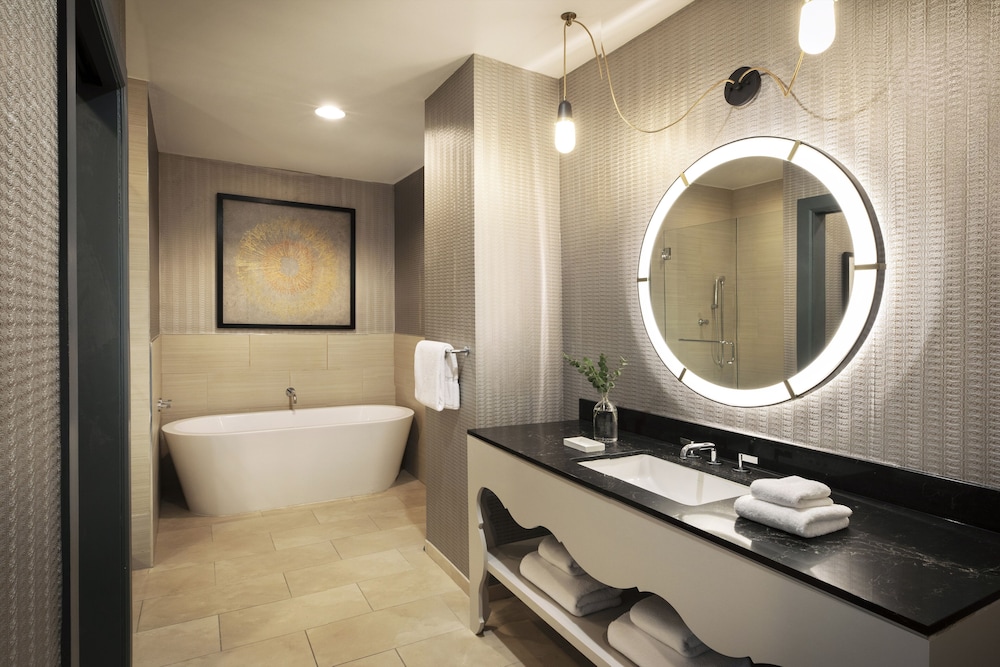 Room, 1 King Bed (Freestanding Bath)