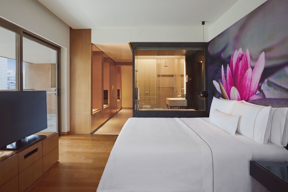 Executive Room, 1 King Bed, Non Smoking, Balcony - Photo 13