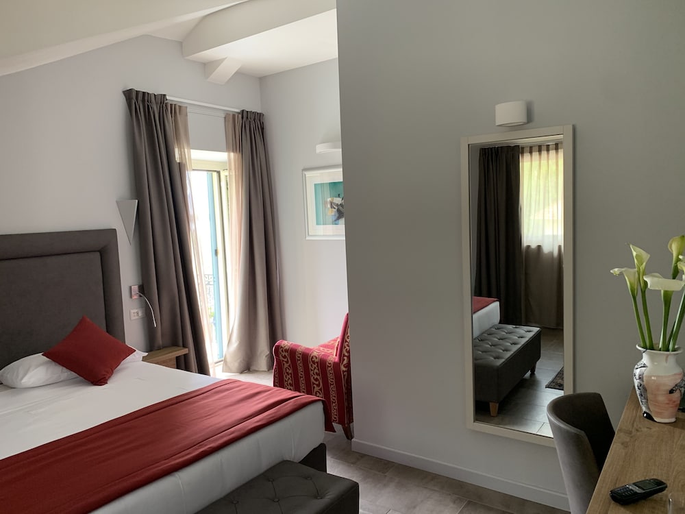 Deluxe Double Room, 1 Double Bed, Balcony, Partial Lake View photo 3