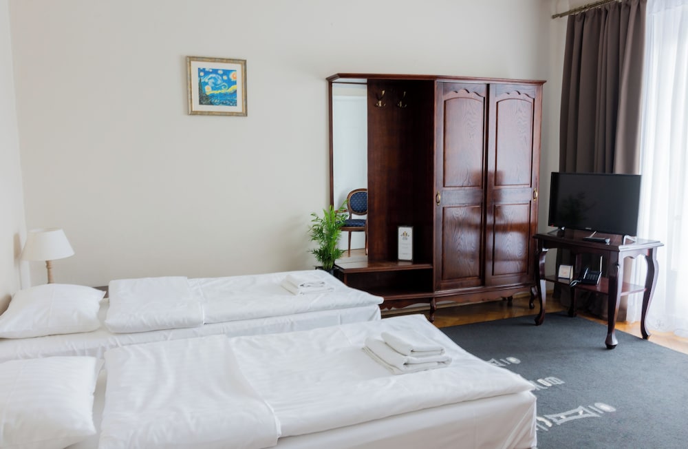 Classic Triple Room, Non Smoking, City View photo 1