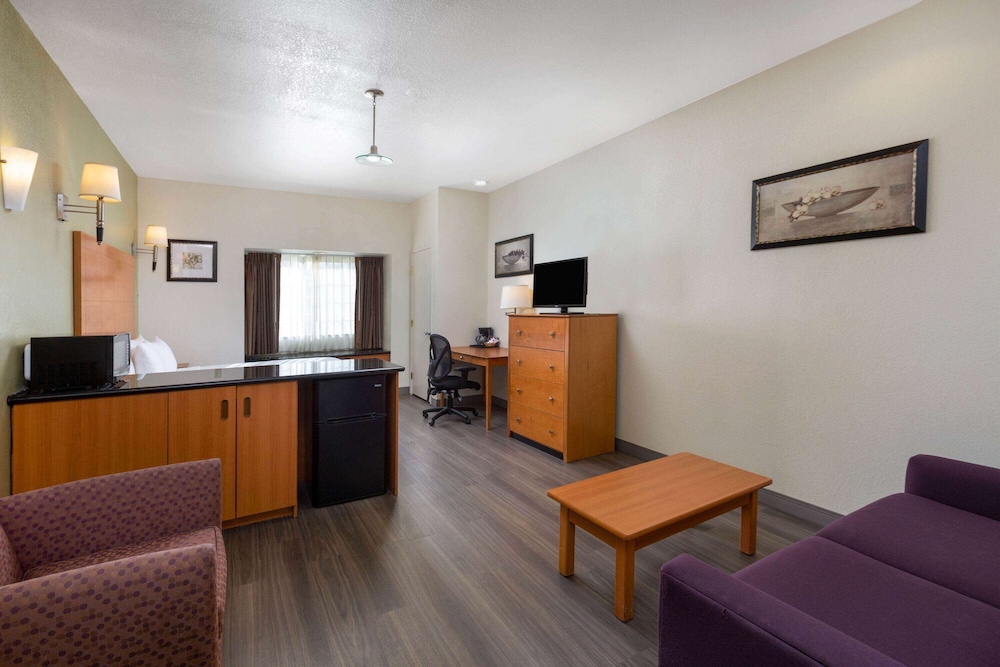 Deluxe Suite, 1 King Bed, Non Smoking - Photo 1