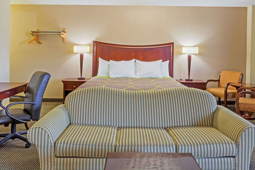 Studio Suite, 1 King Bed, Non Smoking - Photo 2