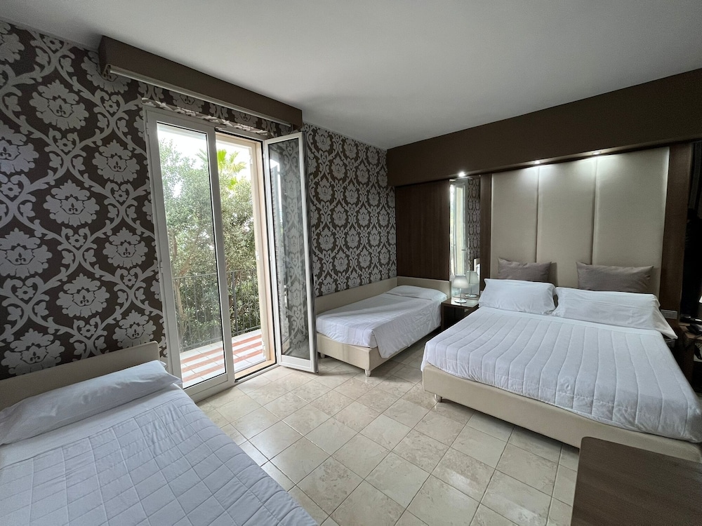 Classic Quadruple Room photo 2