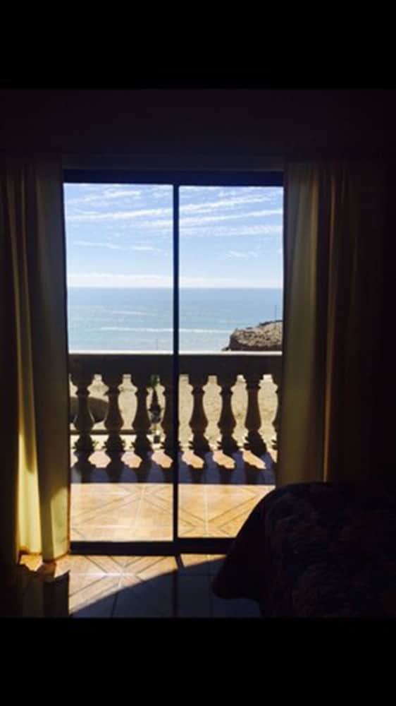 Basic Suite, 1 Bedroom, Ensuite, Partial Ocean View photo 3