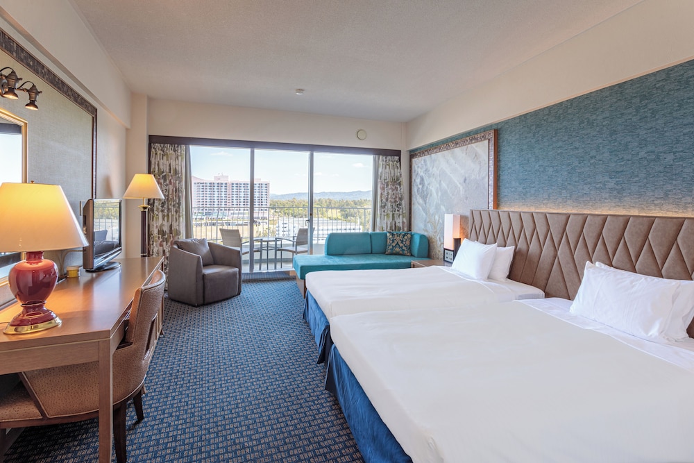 [Premier Superior Twin] Partial Ocean View/Top Floor, 7th Floor Non-Smoking - Photo 1