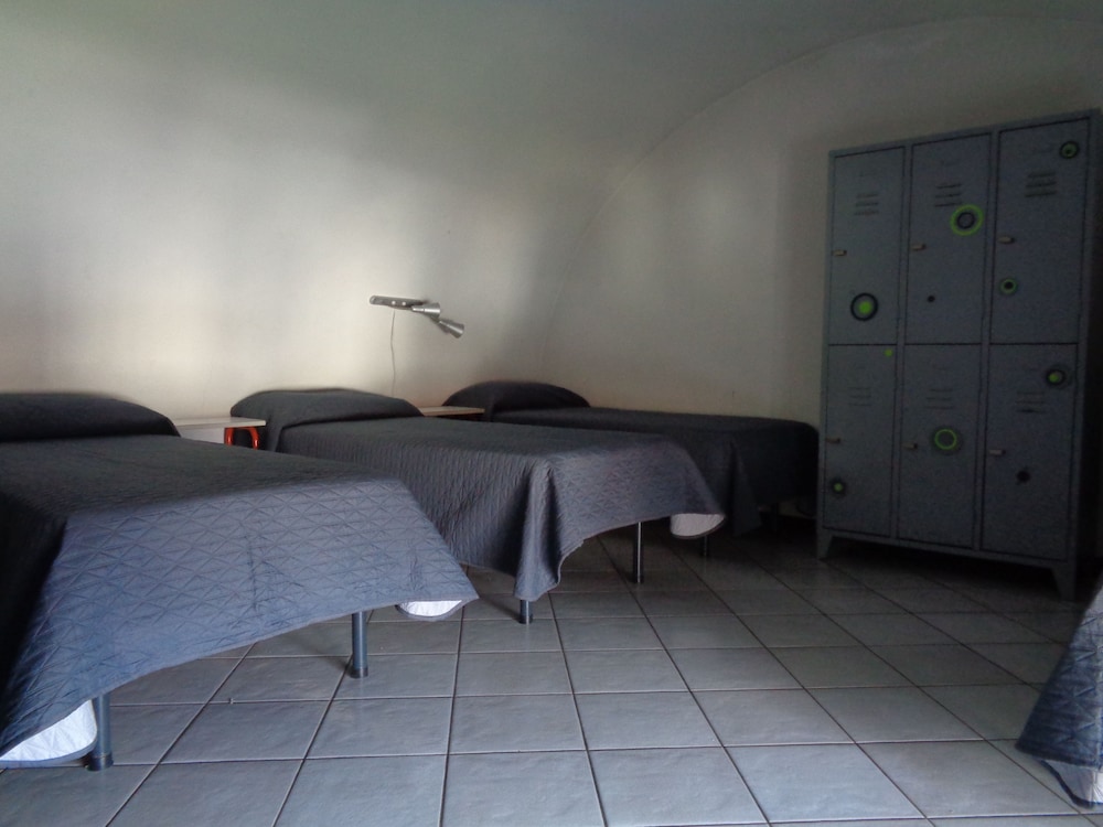 Shared Dormitory, Men only