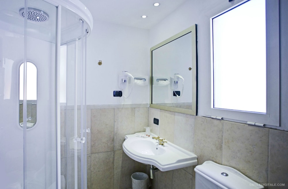 Double Room Single Use - Photo 11