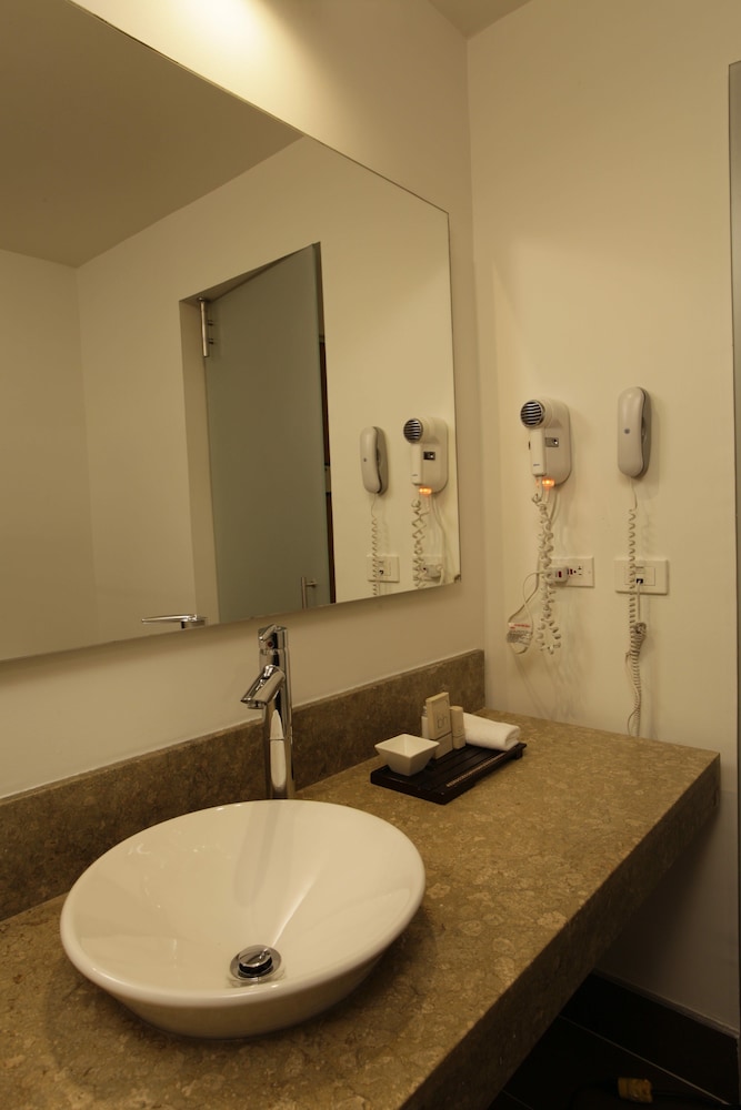 Standard Room, 1 Queen Bed - Photo 2