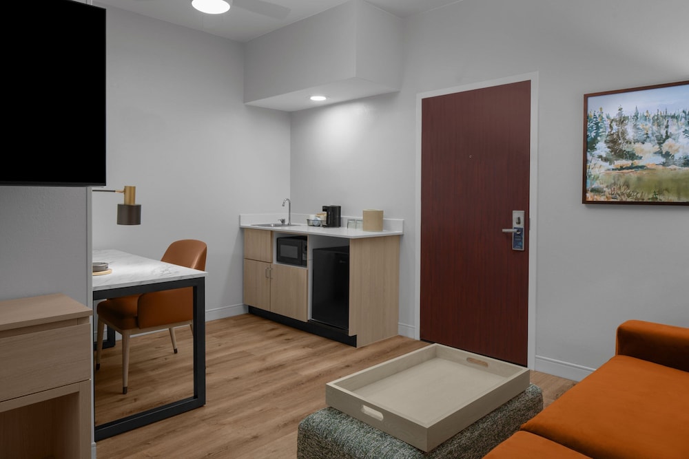 Studio Suite (Mobility Accessible, Tub) - Photo 4