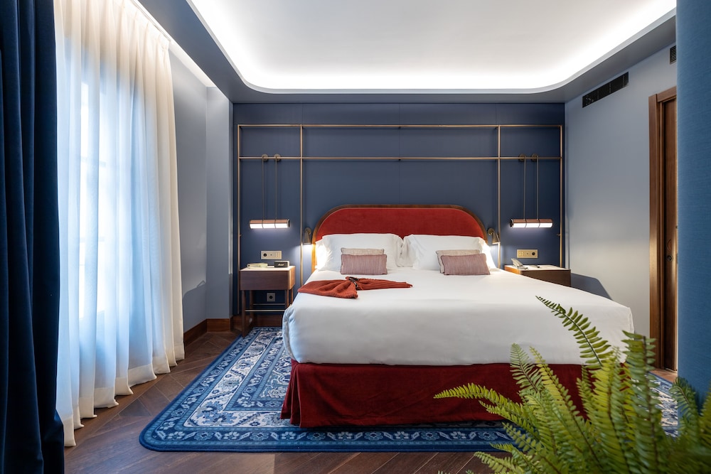 Suite - Photo 1