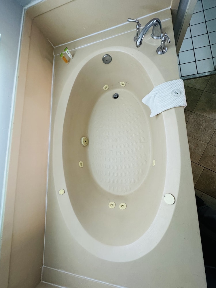 Suite, 1 King Bed with Sofa bed, Jetted Tub - Photo 4