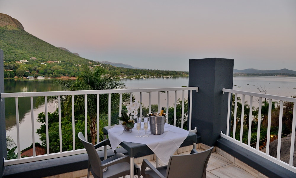 Luxury Room (Upstairs) - Photo 12