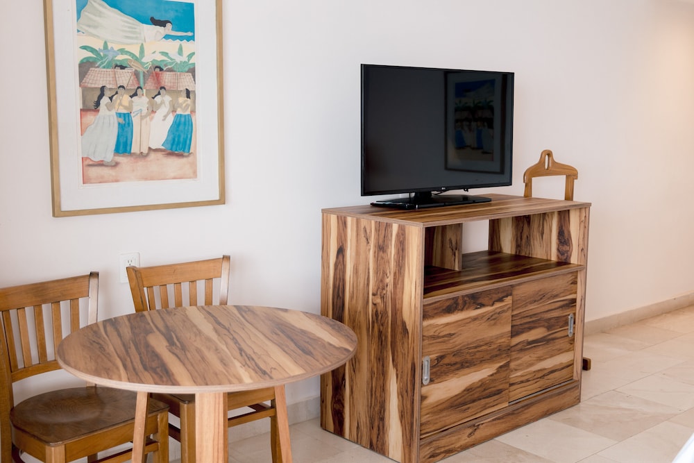 Standard Room, 2 Double Beds, Accessible photo 3