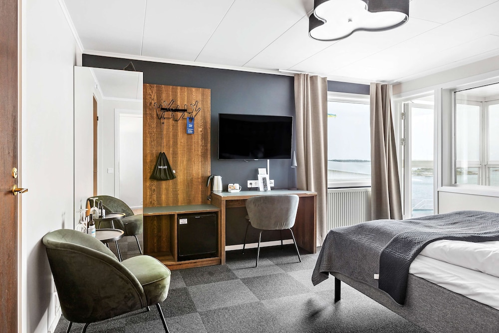 Standard Room, 1 Queen Bed, Non Smoking, Sea View - Photo 3