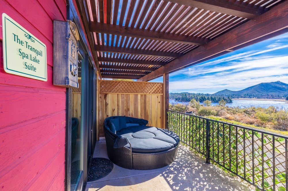 Elite Studio Suite, 1 King Bed, Jetted Tub, Lake View photo 3