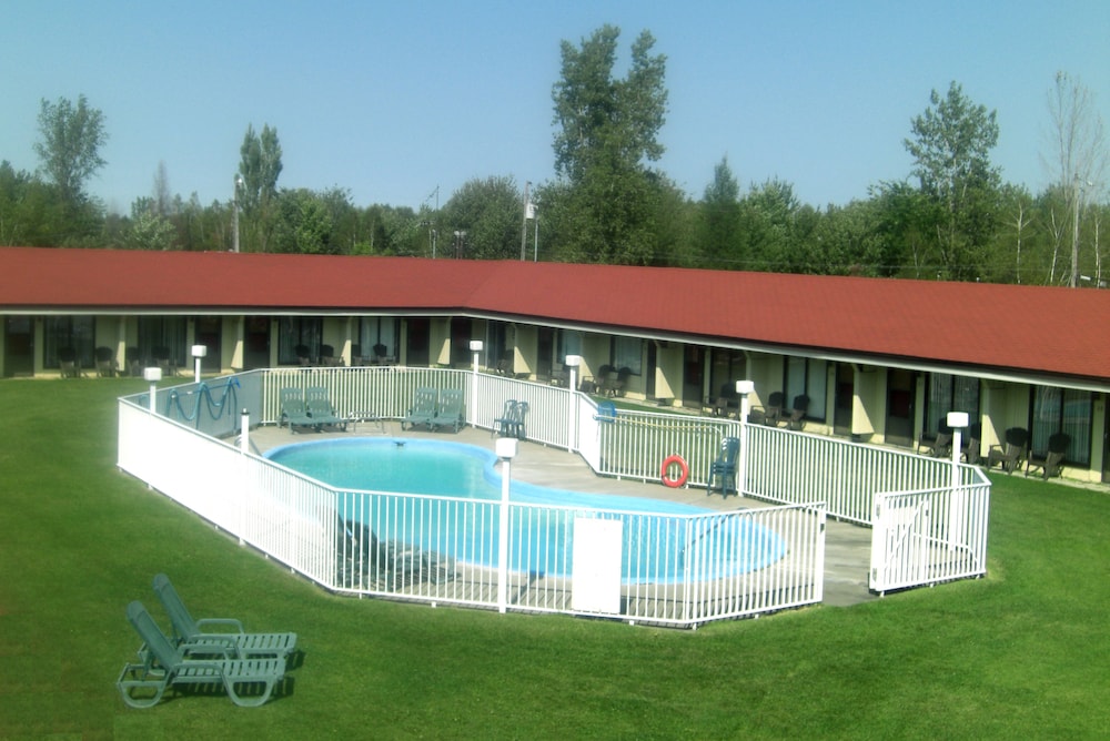 Standard Room, 2 Double Beds, Non Smoking, Pool View photo 3