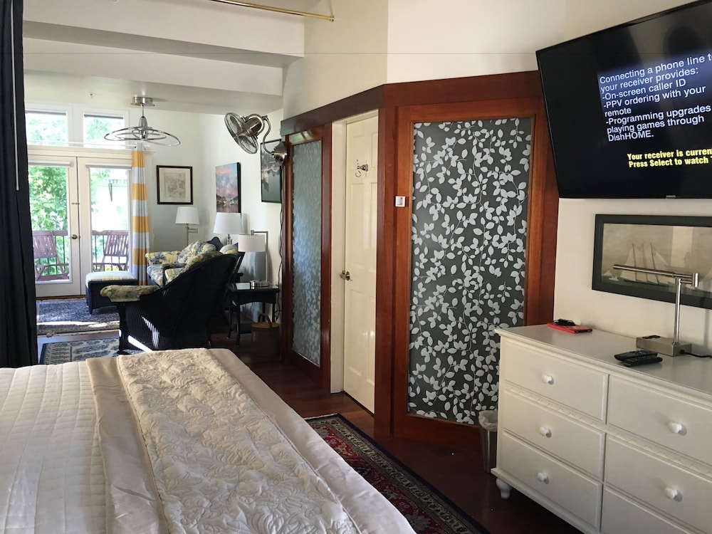 8 Tannery Suite, Peach Door, 1st Floor, 1 King Bed, No Pets photo 2