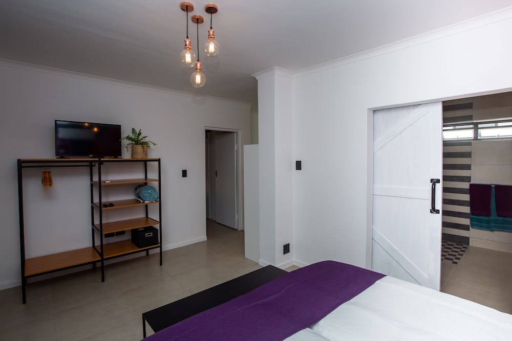 Classic Room 5= Amanzi=  double room with kitchenette, 2 single beds with or without topping photo 3