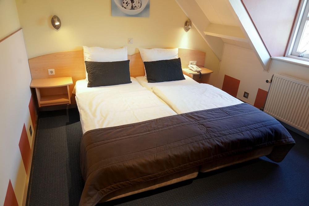 Economy Twin Room, 2 Twin Beds photo 3