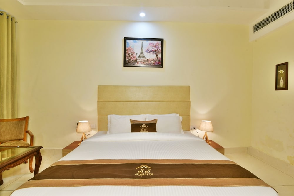 Deluxe Room, 1 Queen Bed, Non Smoking photo 3