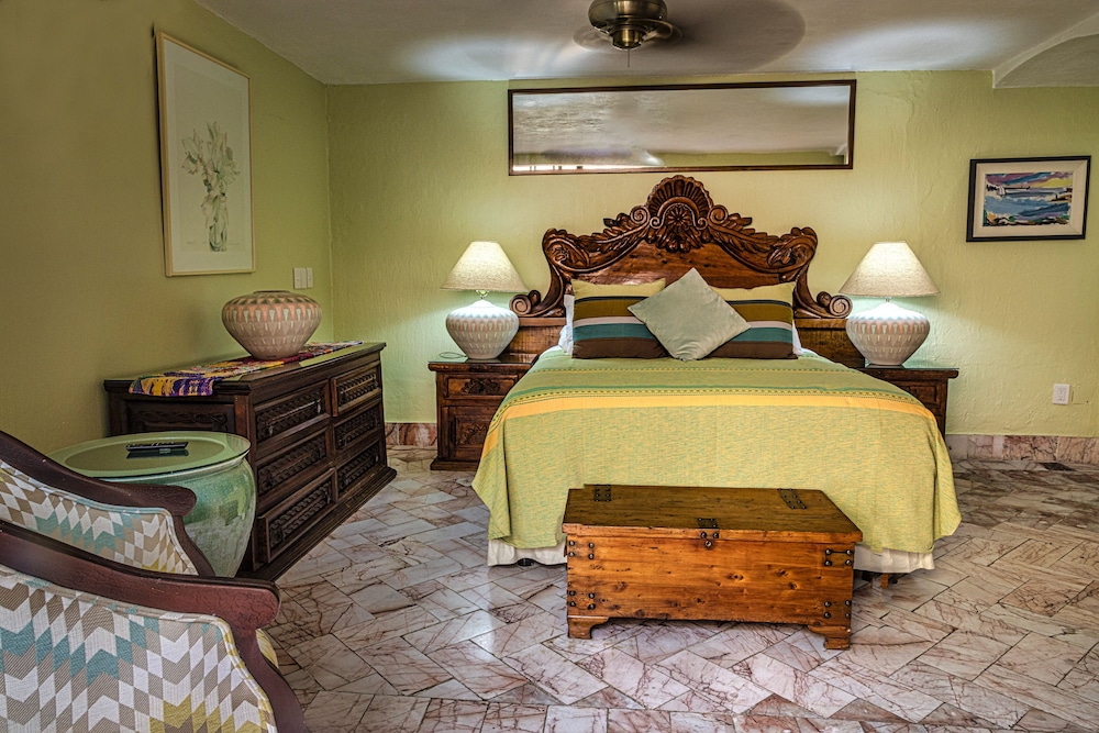 8 El Patio: 1 Queen Bed, w/ Patio