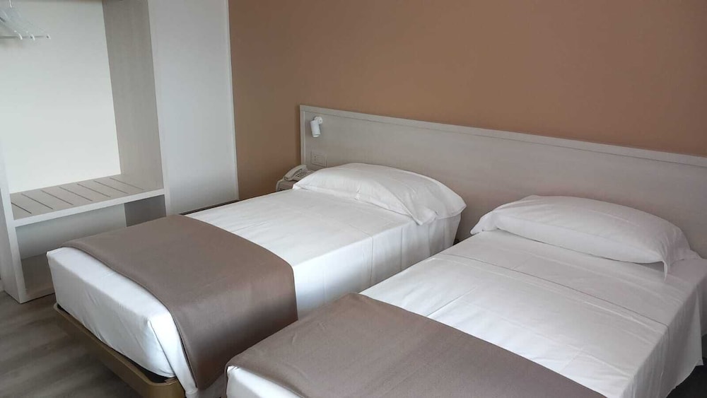 Double Room, Mobility Accessible - Photo 3