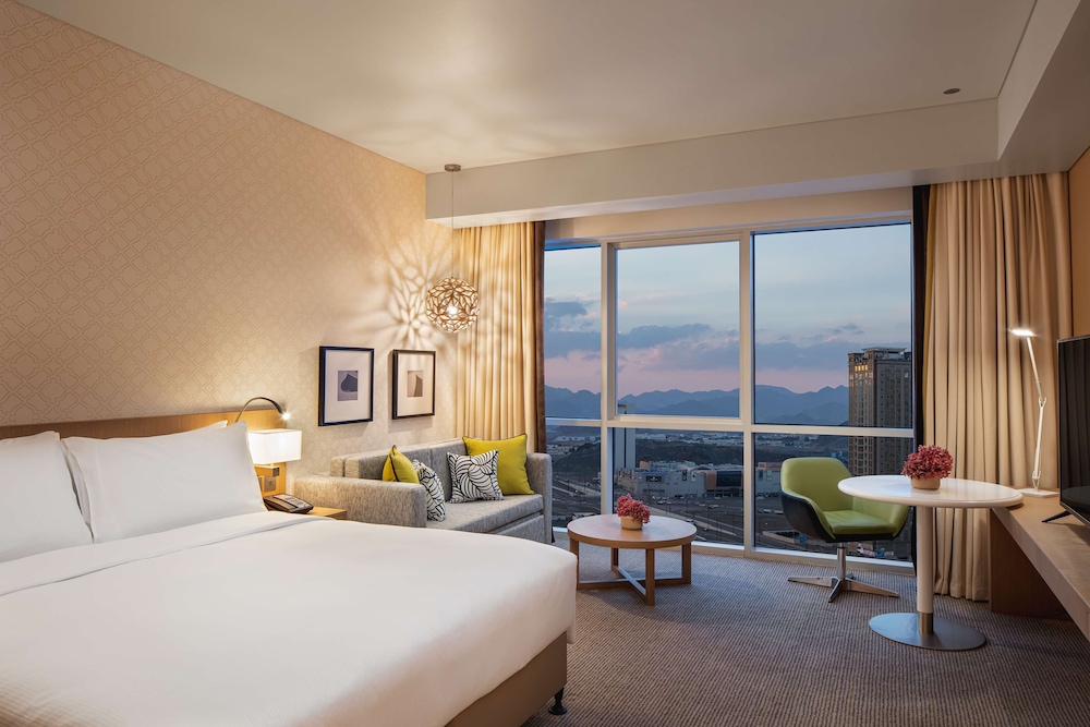 Deluxe Room, 1 King Bed photo 2