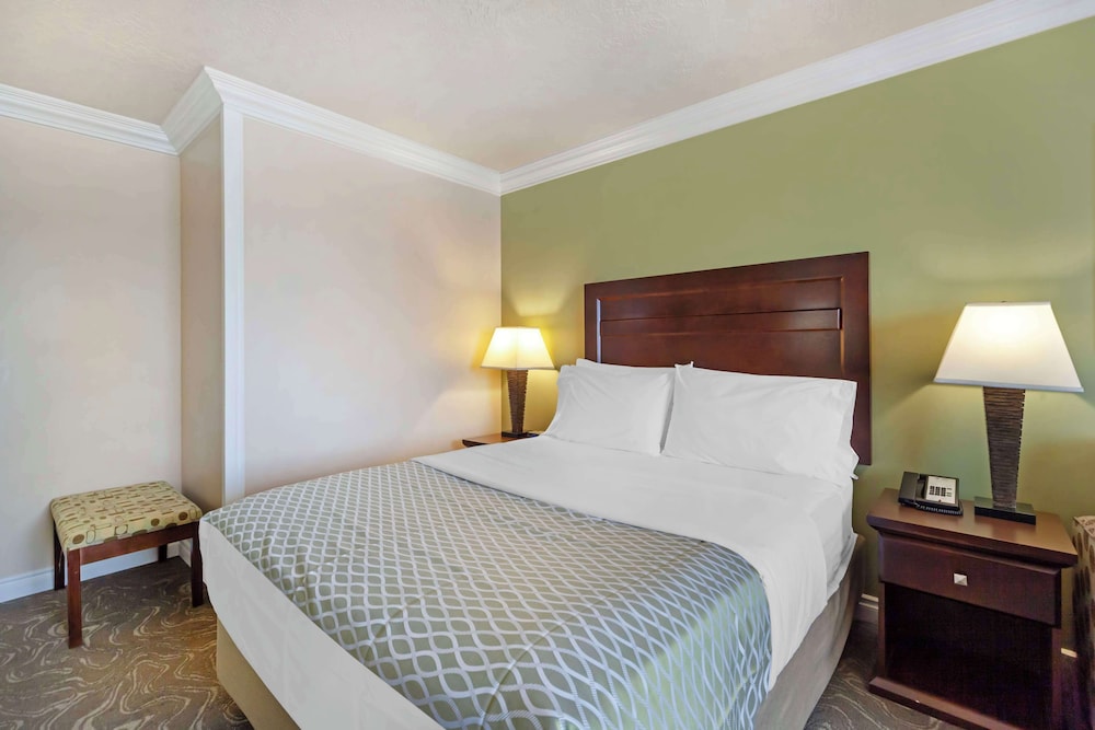 Standard Room, 1 Queen Bed, Non Smoking, Refrigerator - Photo 1