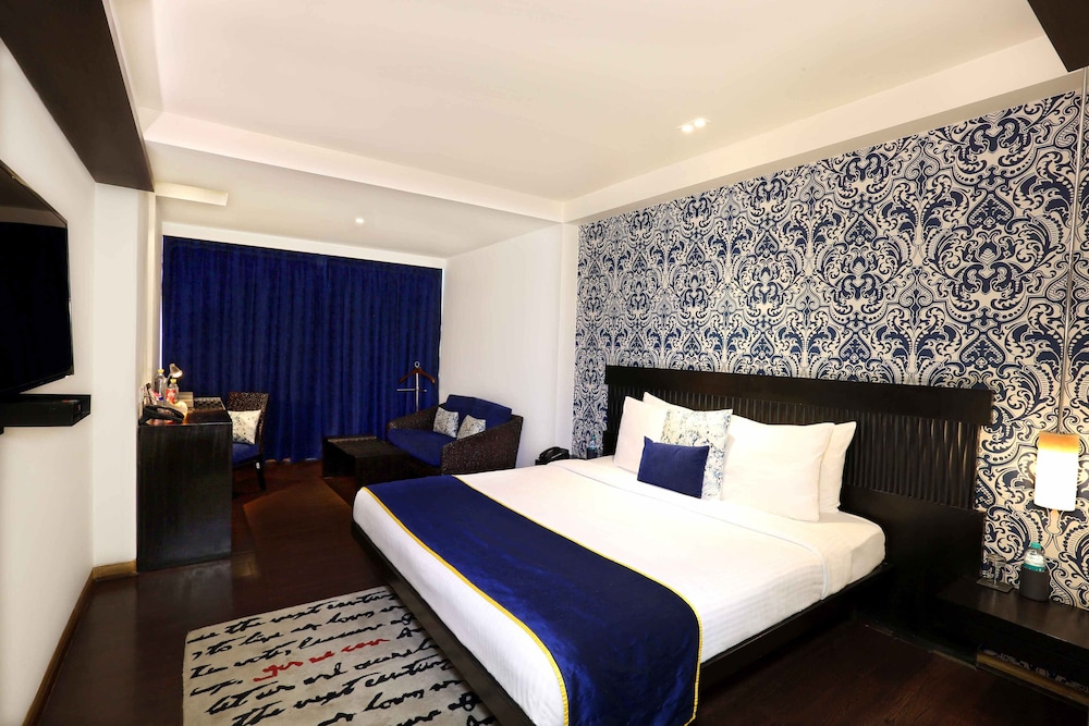 Club Room with Bath Tub - Photo 1