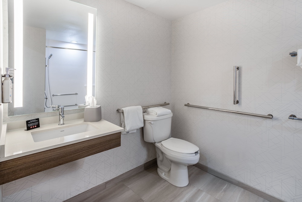 Standard Room, 1 King Bed, Accessible (Communications, Accessible Tub) - Photo 8