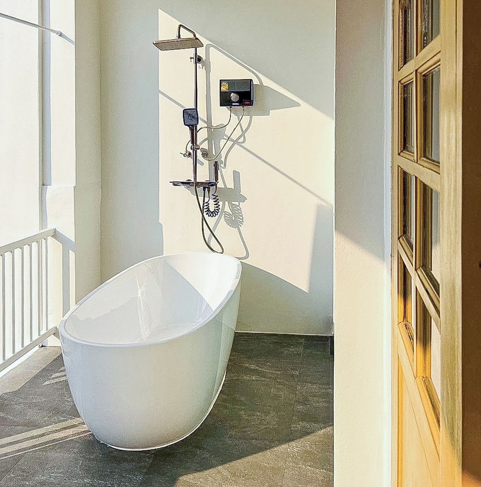 Deluxe Room with Bathtub and Terrace - Photo 4