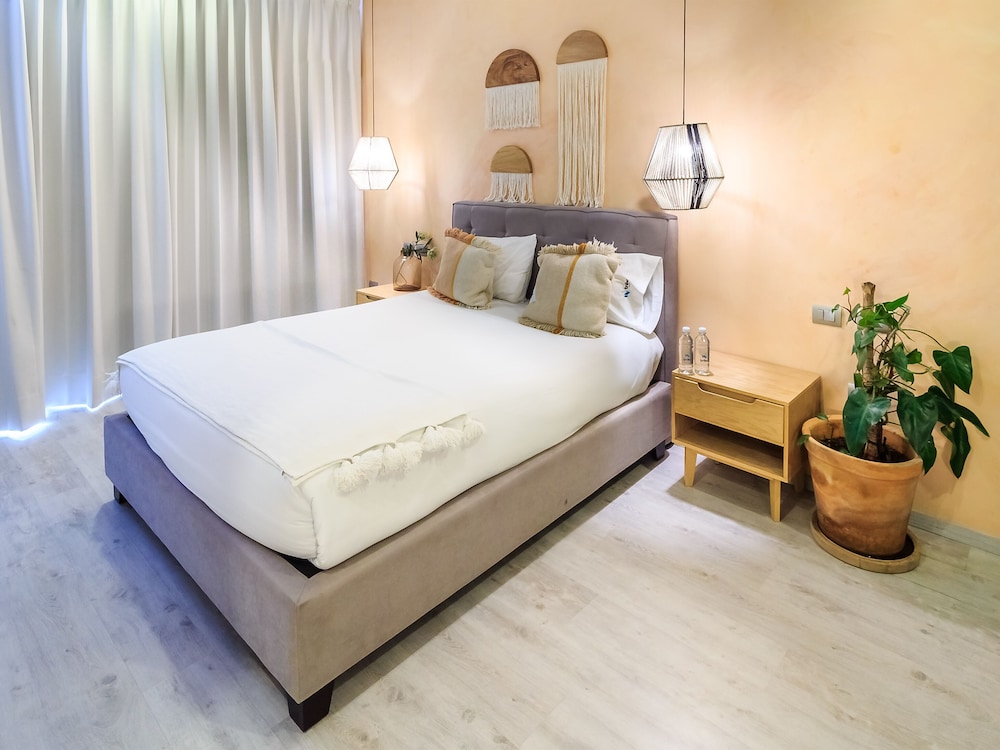 Chambre Double Deluxe, 1 grand lit et 1 canapé-lit, accès piscine, vue ville