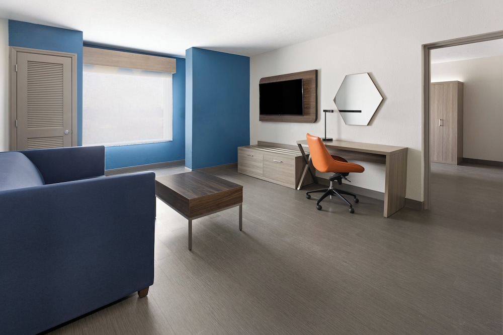 Suite, 1 King Bed photo 2