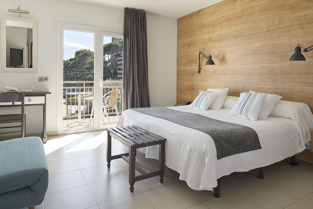 Double or Twin Room, Terrace, Beach View