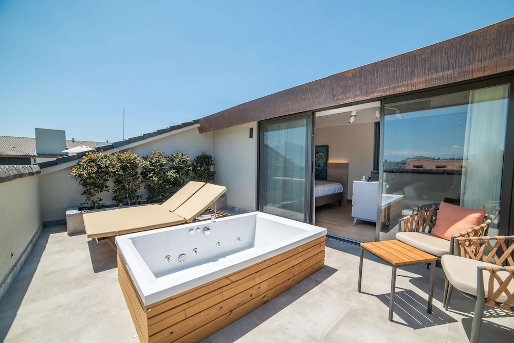 Penthouse, Jetted Tub photo 2