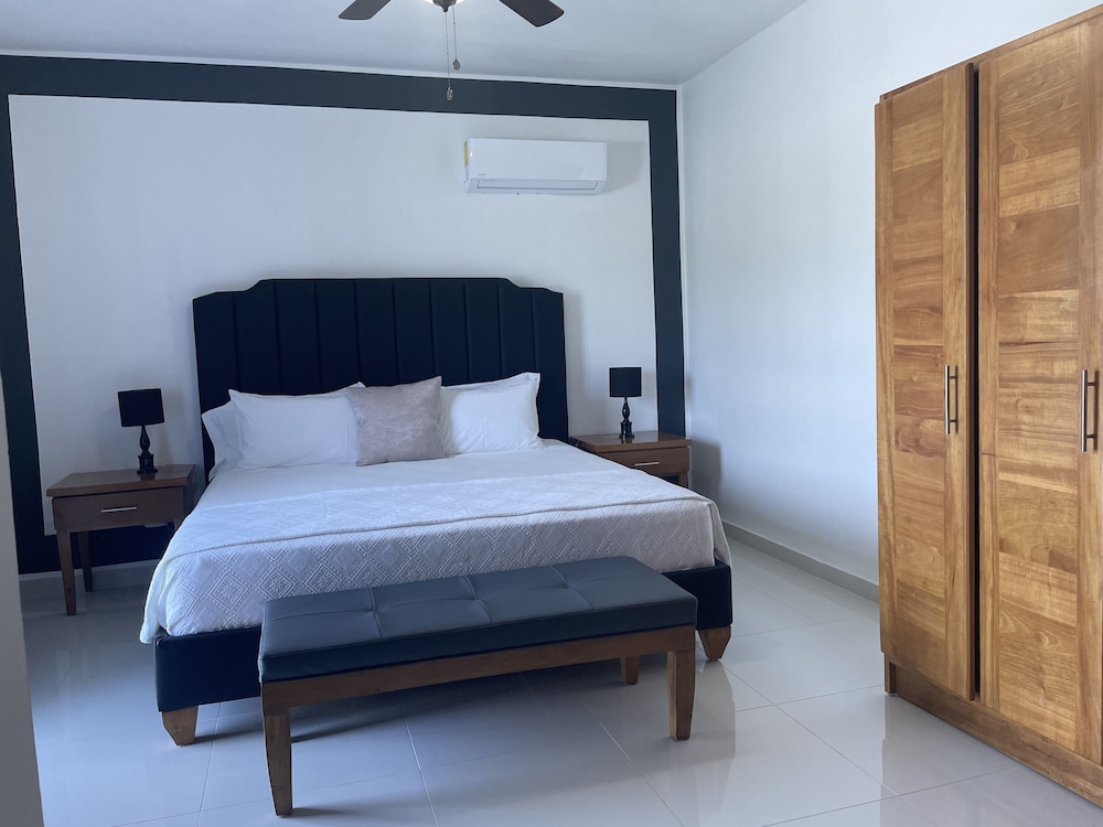 Premium Double Room, 1 King Bed, Pool View photo 3