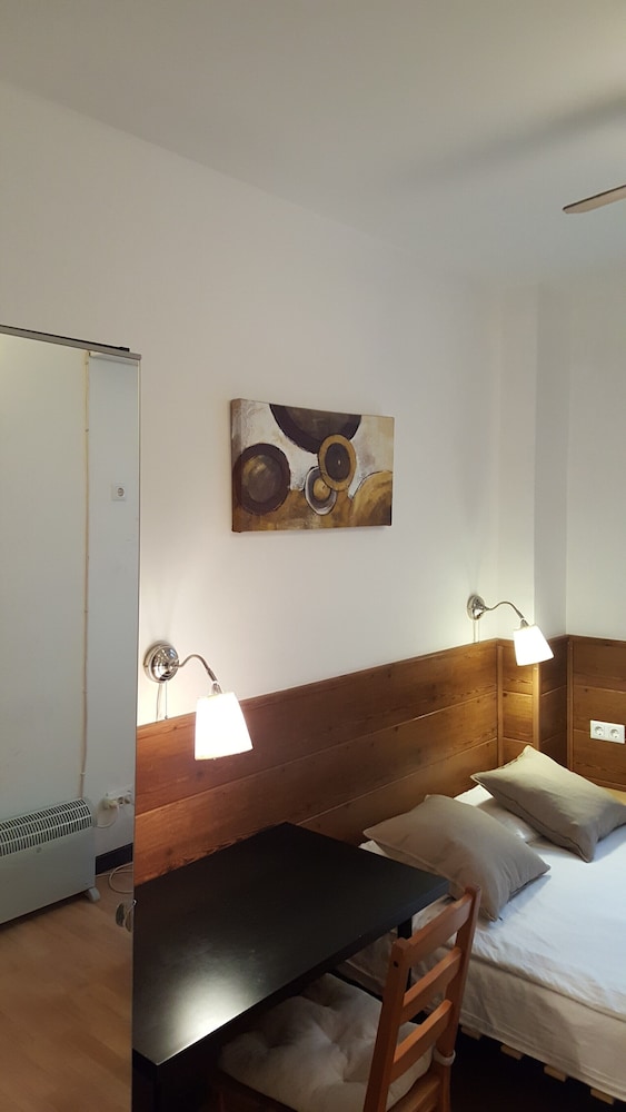 Double Room, Shared Bathroom (Stud R1) photo 3